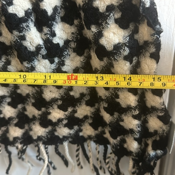 Scarf (believe it’s wool) - Picture 12 of 13